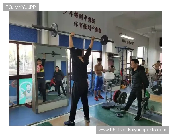 举重训练营开展动作分解教学提升青少年入门率,举重日常训练视频 举重训练营开展动作分解教学提升青少年入门率,举重日常训练视频