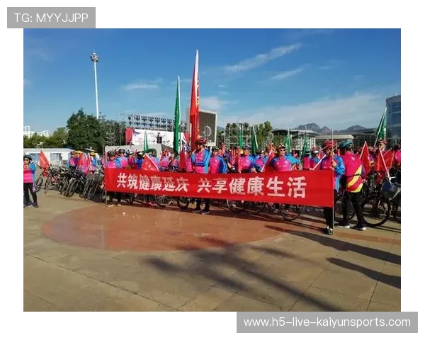 自行车俱乐部开展骑行礼仪宣传减少道路冲突，自行车队骑行活动